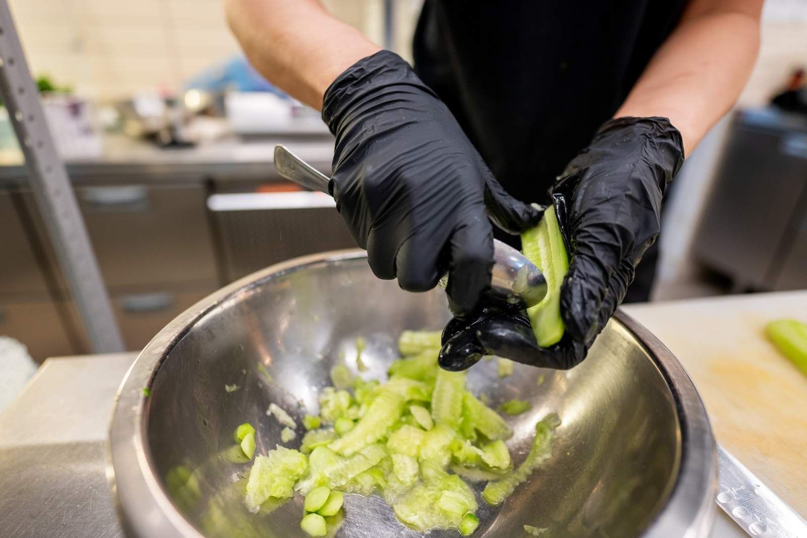 Food Safety Best Practices: When Do I Need to Change My Gloves?